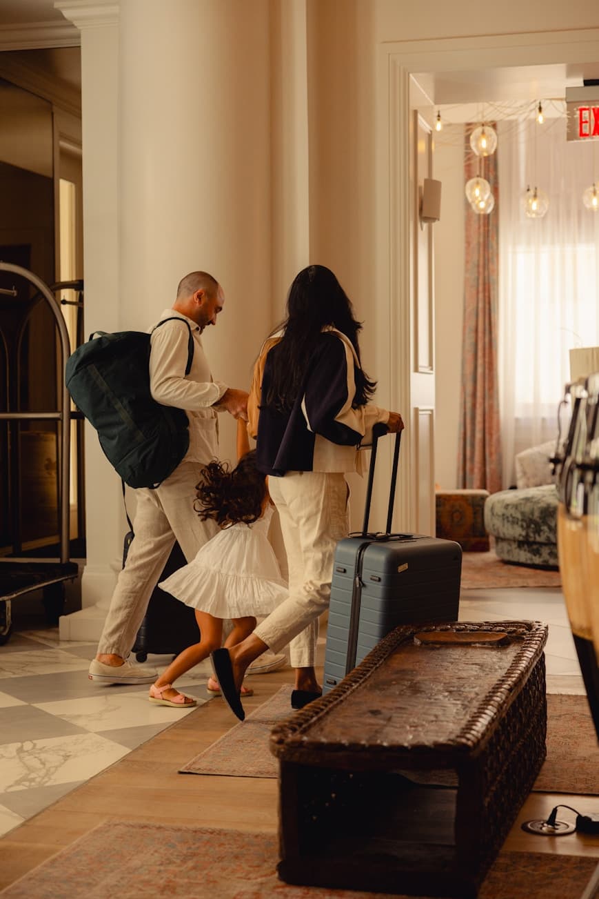 Familie mit Gepäck in der Lobby eines Hotels